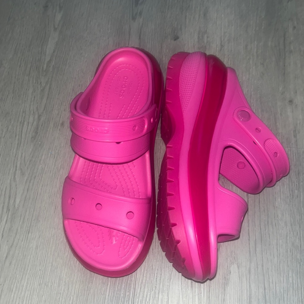 NWT pink crocs. Sold out in stores